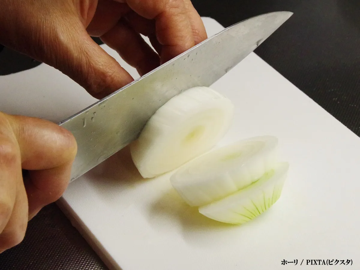 タマネギを輪切りにする写真