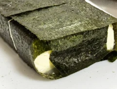 豆腐に海苔を巻く（撮影：grape芸能編集部）