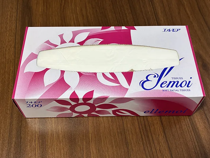 机に置かれたボックスティッシュの写真（撮影：grapeライフハック編集部）