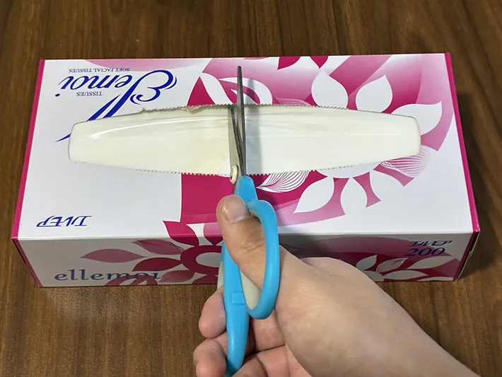 ボックスティッシュをハサミで切る場面の写真（撮影：grapeライフハック編集部）