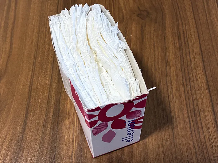 ティッシュを入れて切り分けた箱の写真（撮影：grapeライフハック編集部）