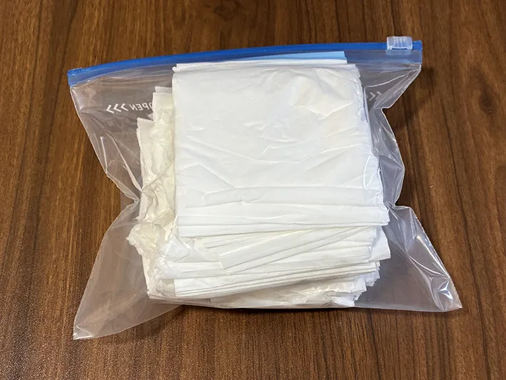 ティッシュを入れたジッパーつき袋の写真（撮影：grapeライフハック編集部）