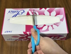 ボックスティッシュをハサミで切る場面の写真（撮影：grapeライフハック編集部）