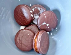 『チョコパイでチョコタルトケーキ』を作る写真(撮影:エニママ)