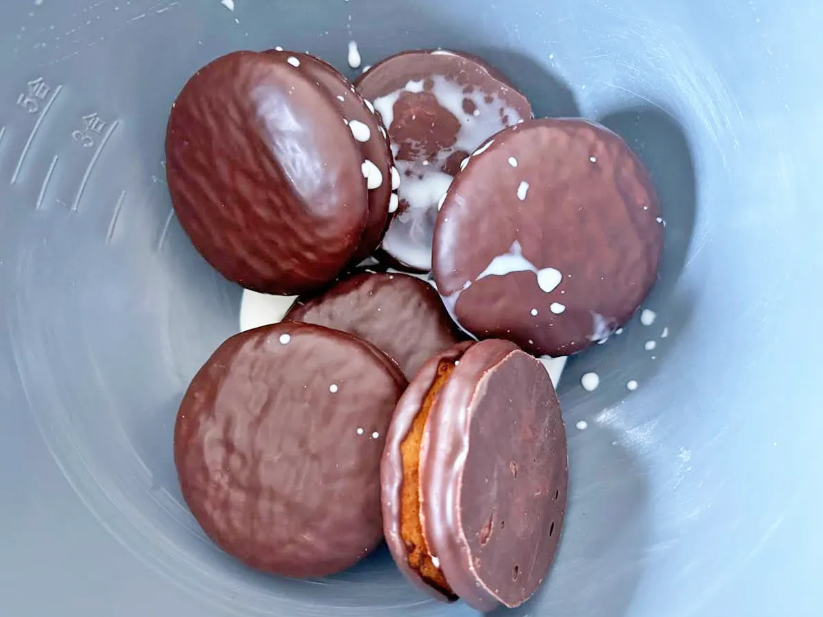 『チョコパイでチョコタルトケーキ』を作る写真(撮影:エニママ)