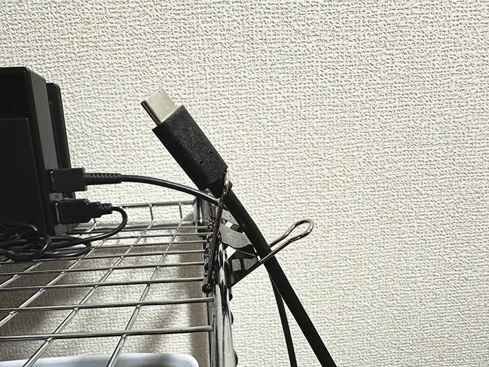 ダブルクリップにケーブルを通した画像（撮影：grapeライフハック編集部）