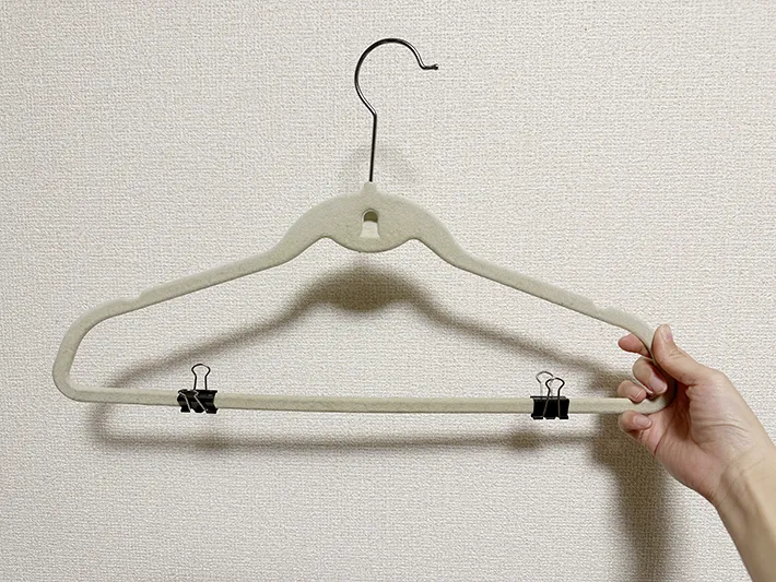 ダブルクリップをハンガーに挟んでいる画像（撮影：grapeライフハック編集部）