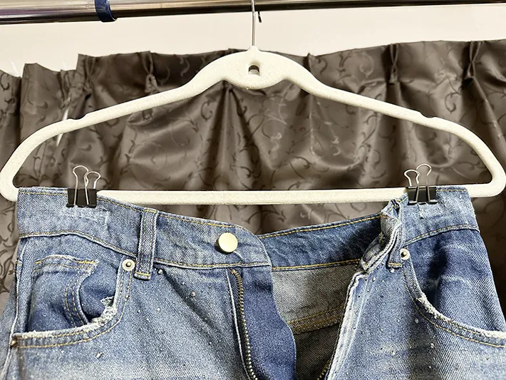ダブルクリップをハンガーに挟み、ボトムを噛ませた画像（撮影：grapeライフハック編集部）