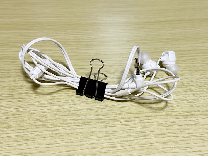 ダブルクリップをケーブルクリップとして活用している画像（撮影：grapeライフハック編集部）