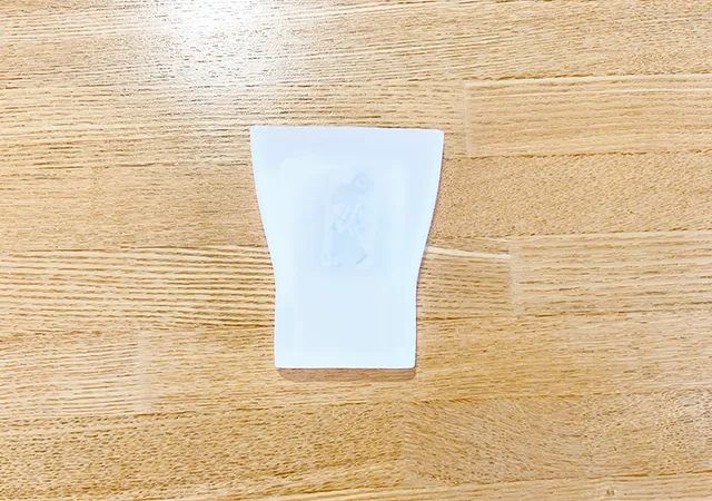 『携帯便利 薄型シリコーンコップ』を机の上に置いた場面（撮影：grapeライフハック編集部）