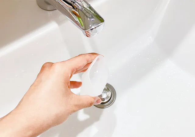 『携帯便利 薄型シリコーンコップ』を洗浄する場面（撮影：grapeライフハック編集部）