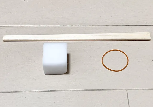 割り箸、輪ゴム、スポンジを床に置いた場面（撮影：grape編集部）