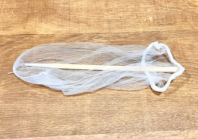 水切りネットの中に割り箸を入れて、机に置いた場面（撮影：grape編集部）