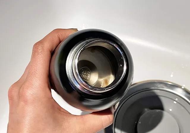 割り箸に水切りネットを巻きつけて、水筒を洗う前の場面（撮影：grape編集部）