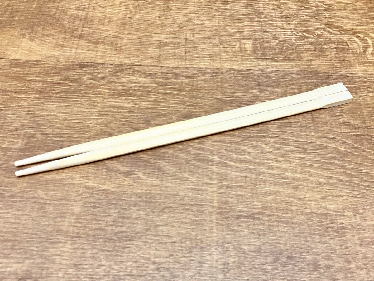 割り箸を机に置いた場面（撮影：grape編集部）