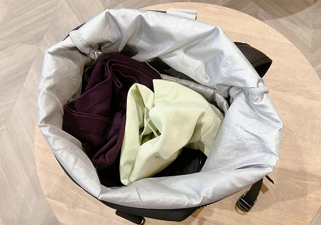 ぐちゃぐちゃのまま、Tシャツをリュックサックにいれた場面（撮影：grapeライフハック編集部）