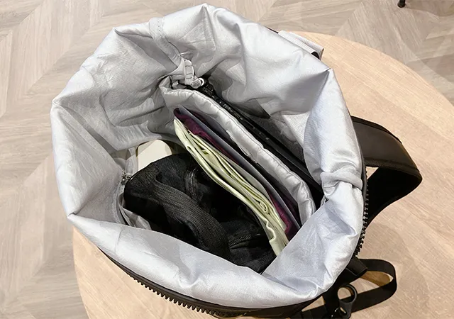 Tシャツをクリアファイルにいれて、リュックサックの中に入れた場面（撮影：grapeライフハック編集部）