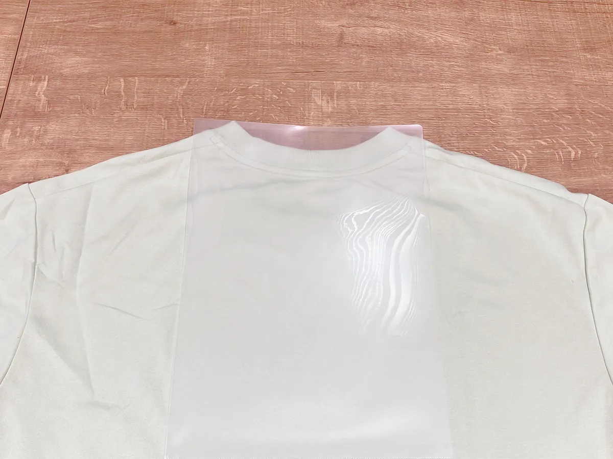 Tシャツの上にクリアファイルを置いた場面（撮影：grapeライフハック編集部）