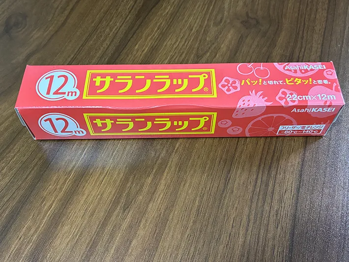 机に置かれたラップの容器の写真（撮影：grapeライフハック編集部）