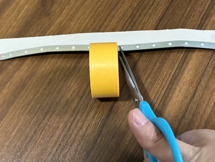 ラップの刃をハサミで切り取るシーンの写真（撮影：grapeライフハック編集部）