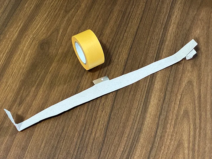 マスキングテープと切り取ったラップの容器の写真（撮影：grapeライフハック編集部）