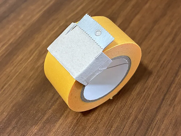 ラップの刃を取りつけたマスキングテープの写真（撮影：grapeライフハック編集部）