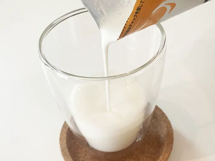 プレミアム湯田ヨーグルトののむヨーグルトを注ぐ写真（撮影：grapeフード編集部）