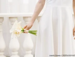 カラーのブーケを持つ女性