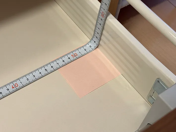 付箋を棚の中に置いてメジャーで測っている画像（撮影：grapeライフハック編集部）