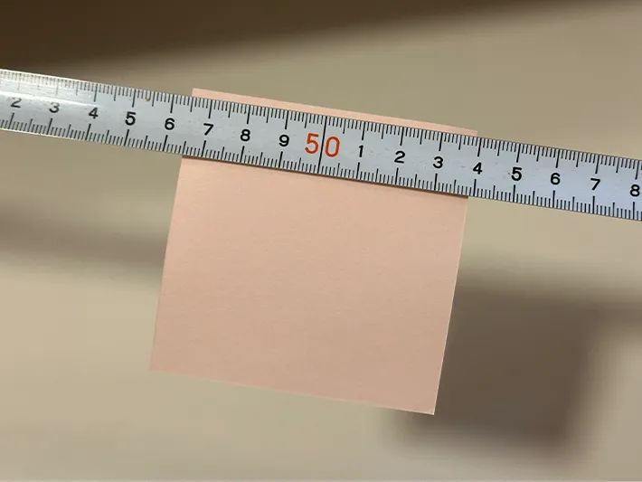 メジャーに付箋が貼りついている画像（撮影：grapeライフハック編集部）