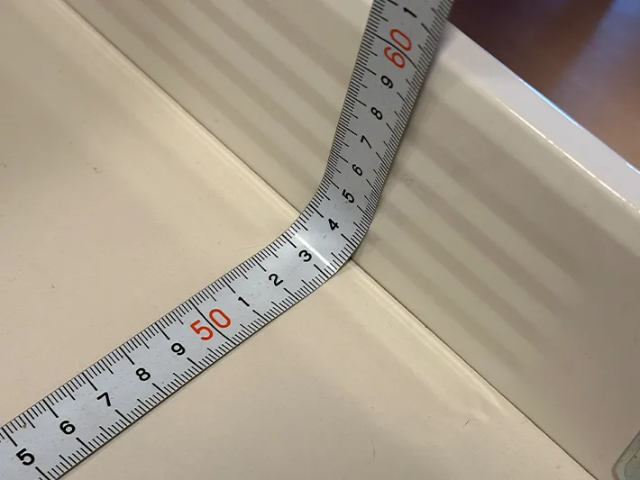 棚の中をメジャーで測っている画像（撮影：grapeライフハック編集部）