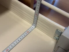 棚をメジャーで測っている画像（撮影：grapeライフハック編集部）