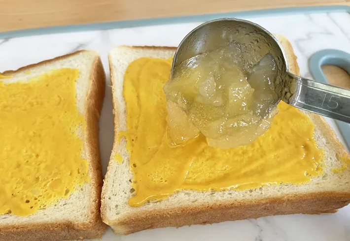 マスタードとりんごジャムを塗った食パンの写真（撮影：grapeフード編集部）