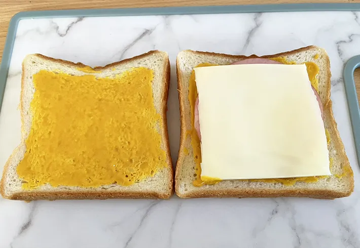 具材をのせた食パンの写真（撮影：grapeフード編集部）