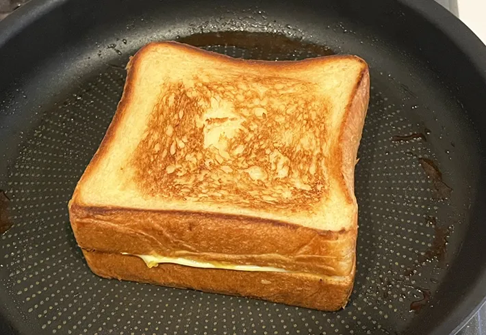 両面が焼けた食パンの写真（撮影：grapeフード編集部）