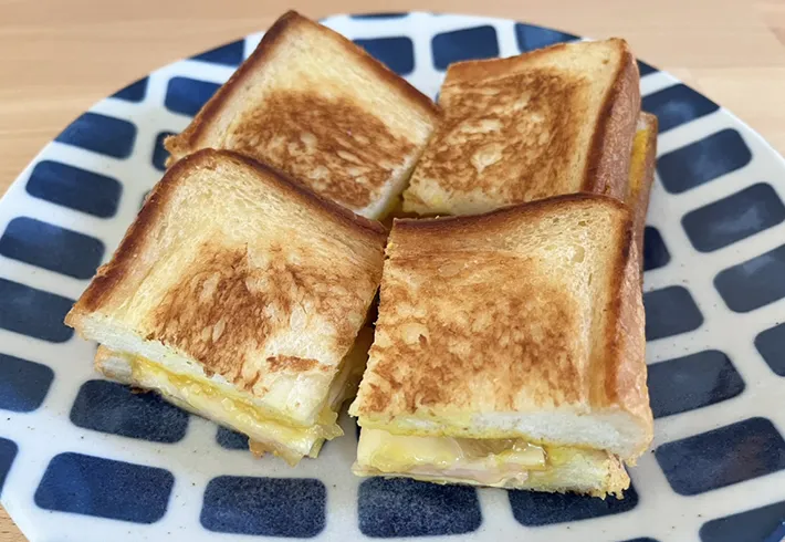 ハムチーズとりんごのホットサンドの完成写真（撮影：grapeフード編集部）