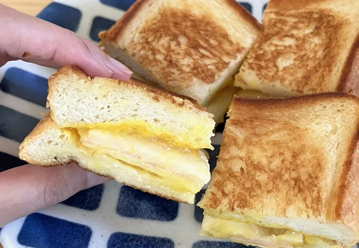 カットしたハムチーズとりんごのホットサンドの写真（撮影：grapeフード編集部）