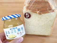 アヲハタ『まるごと果実りんご』と食パンの写真（撮影：grapeフード編集部）