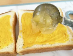 マスタードとりんごジャムを塗った食パンの写真（撮影：grapeフード編集部）