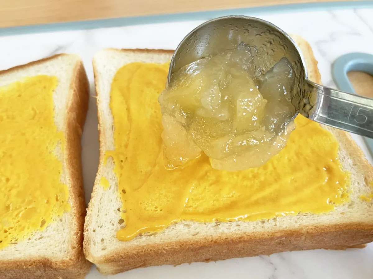 マスタードとりんごジャムを塗った食パンの写真（撮影：grapeフード編集部）