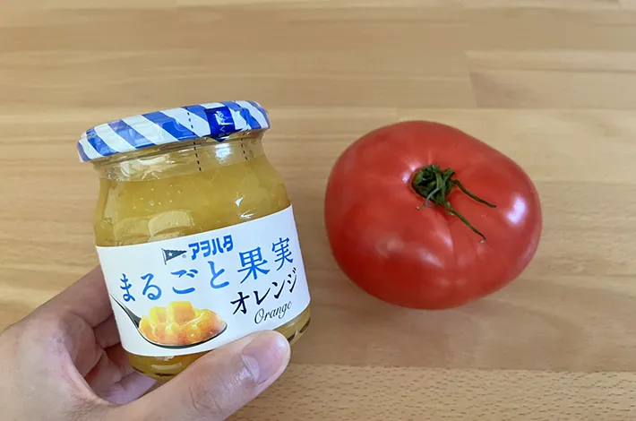 トマトと『まるごと果実オレンジ』の写真（撮影：grapeフード編集部）