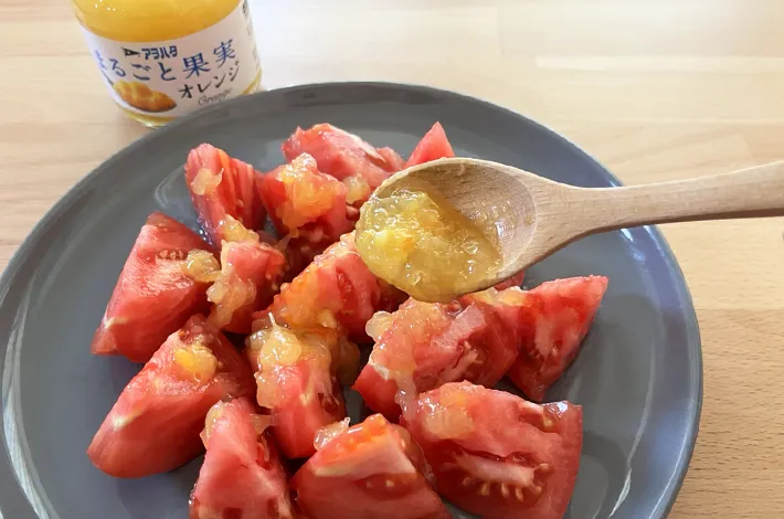 『まるごと果実オレンジ』をかけたトマトの写真（撮影：grapeフード編集部）