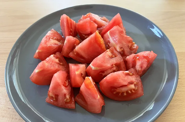 乱切りにしたトマトの写真（撮影：grapeフード編集部）