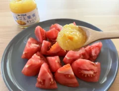 『まるごと果実 オレンジ』をトマトにかける写真（撮影：grapeフード編集部）