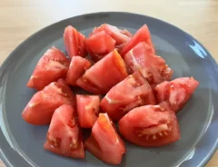 乱切りにしたトマトの写真（撮影：grapeフード編集部）