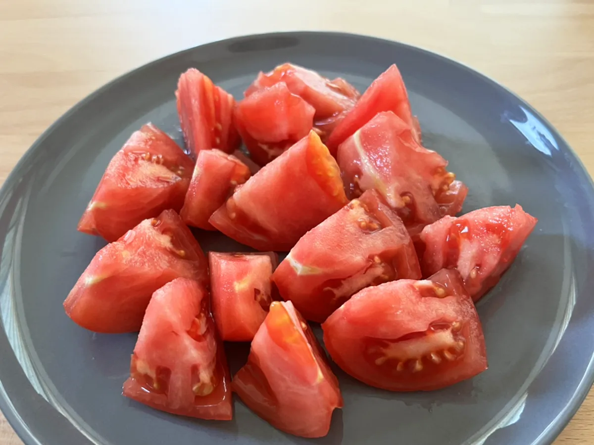 乱切りにしたトマトの写真(撮影:grapeフード編集部)