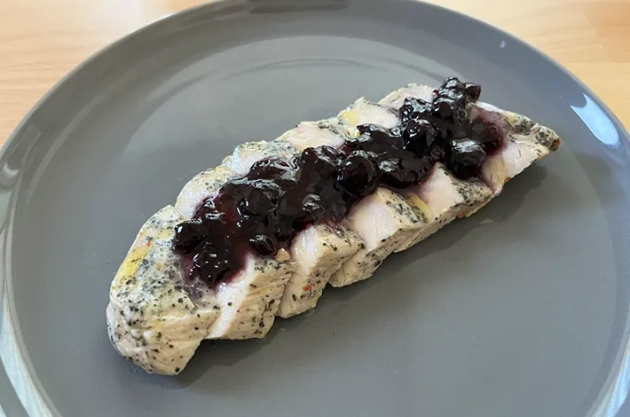 ブルーベリーとサラダチキンのサラダの写真（撮影：grapeフード編集部）