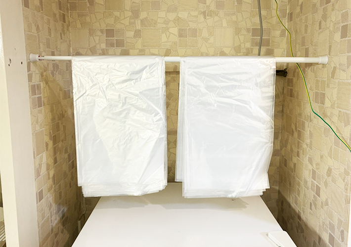 つっぱり棒にかけた袋の写真（撮影：grapeライフハック編集部）