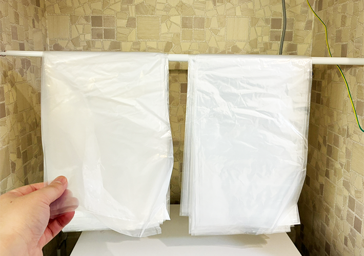 つっぱり棒にかけた袋の写真（撮影：grapeライフハック編集部）