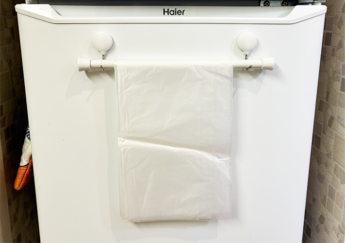 つっぱり棒にかけた袋の写真（撮影：grapeライフハック編集部）